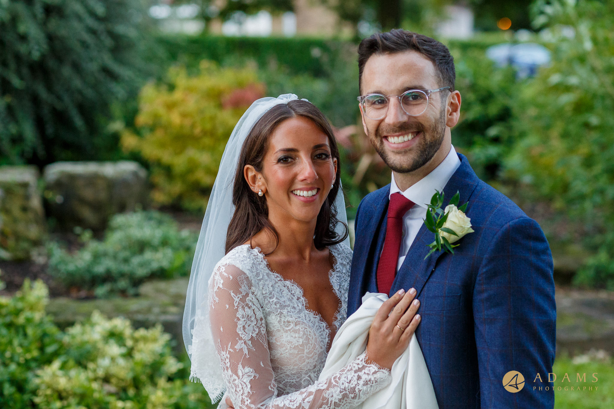 POrtrairt of the groom and the bride by the Kinloss Synagogue