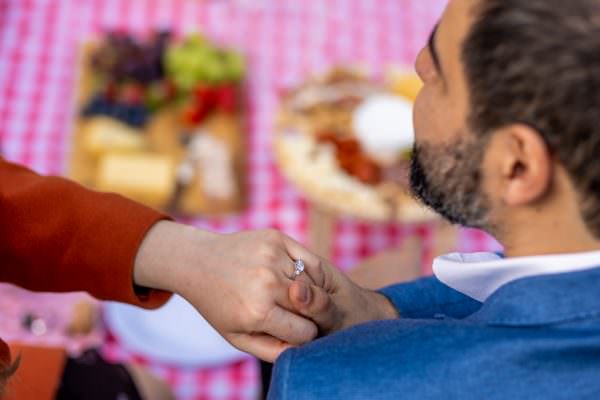 Photo the engagement ring after the picnic proposal in Hyde Park in London