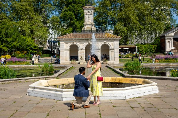 The moment of mariage proposal at Italian Gardens in London