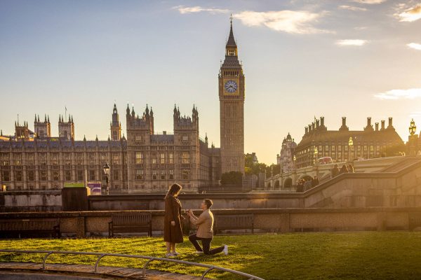 Marriage proposal at with Big Ben and Houses of Parlament in the background